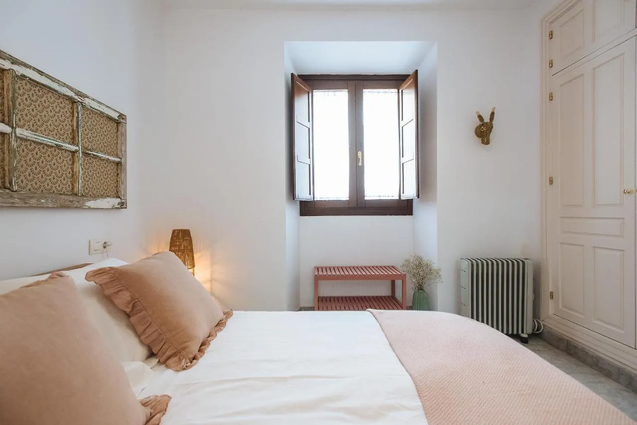 Apartment In Former Monastery With Patio In City Centre Free Parking 0*, Seville